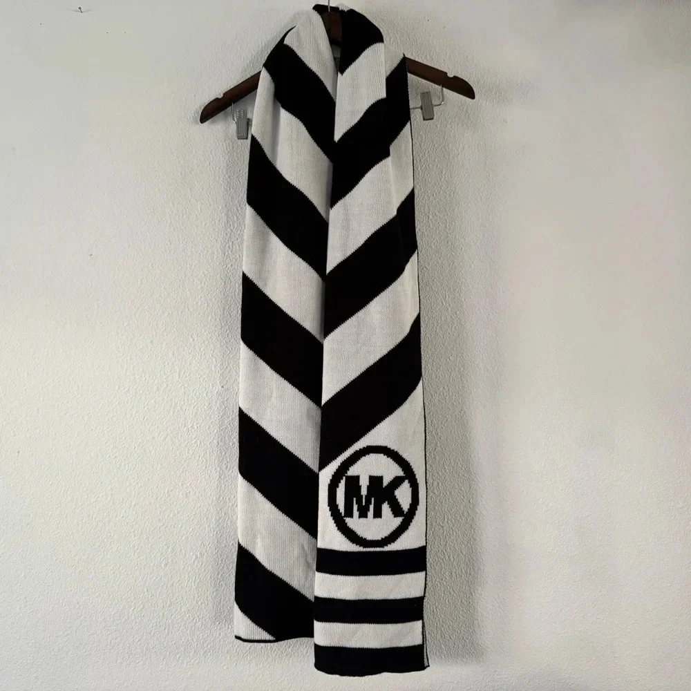 MK Chic Chevron Knit Michael Kors Logo Wrap Scarf Derby Modern Luxury LIKE NEW